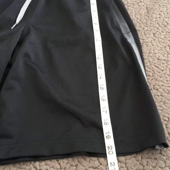Under Armour Training Shorts - Picture 5 of 6